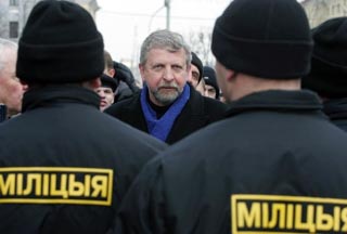 Alexander Milinkevich vor Minsker Polizisten